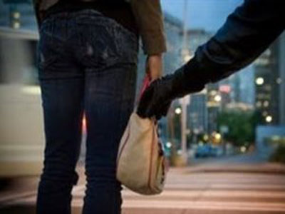 Ληστεία σε πεζό στη Γλυφάδα