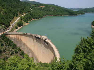 Στα όρια της υπερχείλισης η λίμνη Πλαστήρα