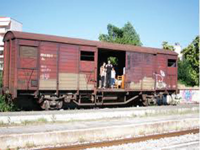 Ζει σε παλιό βαγόνι με τα 4 παιδιά της