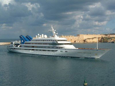 “Πλωτά παλάτια” βγήκαν για κρουαζιέρα στο Αιγαίο