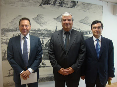 Συζήτηση «με φόντο» τη θάλασσα