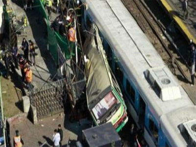 Σύγκρουση λεωφορείου με τρένο στην Πολωνία