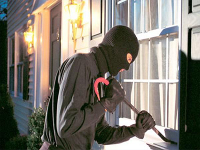 Πάλεψε με τον κουκουλοφόρο για να σώσει την μάνα του