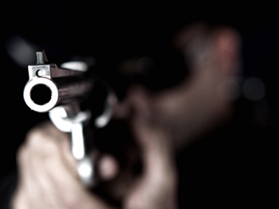 Τραυμάτισε ελεγκτή με πυροβόλο όπλο