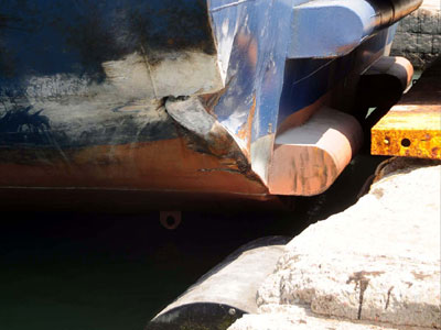 Πρόσκρουση πλοίου στο λιμάνι της Πάτρας