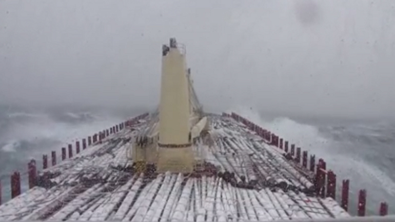 Video:Πλοίο σε καταιγίδα με κύματα μεγαλύτερα από 10 μέτρα!