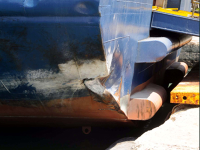 Προσέκρουσε στον προβλήτα