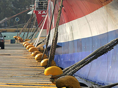 Στις φλόγες πλοία στα Οινόφυτα και την Κρήτη