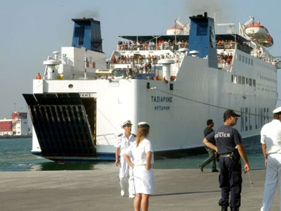 Προσέκρουσε πλοίο στο λιμάνι της Σύρου