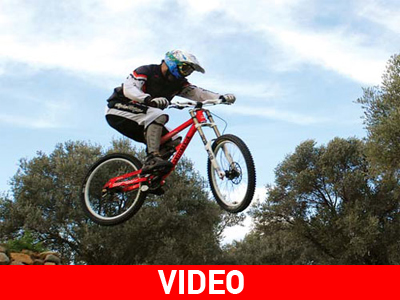 Απίστευτη κατάβαση ποδηλάτη!