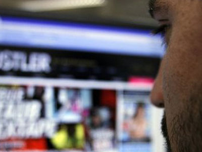 SEXUALITY: Μία στις τρεις γυναίκες, επτά στους δέκα άνδρες βλέπουν πορνό στο Internet