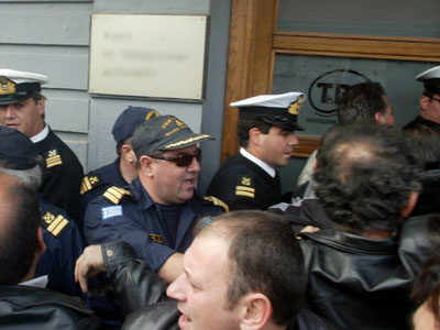 Διαμαρτύρονται ένστολοι οι λιμενικοί