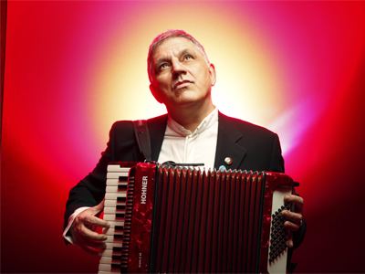 Ο Νίκος Πορτοκάλογλου στο Γυάλινο Μουσικό Θέατρο