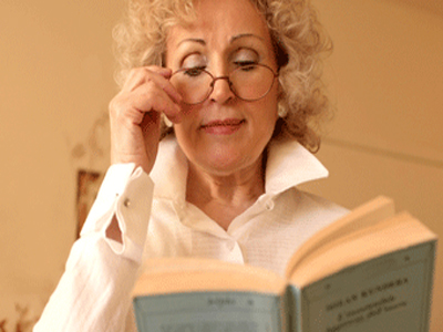 Γιατί οι γυναίκες φορούν νωρίτερα γυαλιά πρεσβυωπίας;