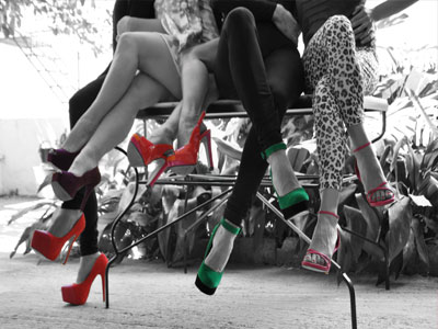 «Γύρνα Πίσω… Στα Ψηλά Τακούνια»