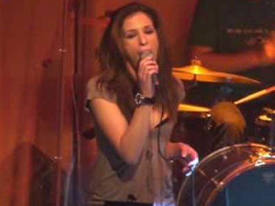 Η «Πόπη» τραγούδησε μέσα σε λίγα λεπτά σε δύο κανάλια