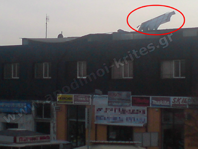 Λαμαρίνες… κρέμονται πάνω από τα κεφάλια των περαστικών!