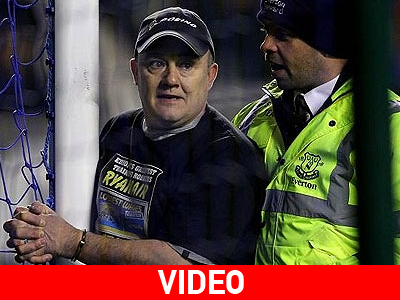 «Μπούκαρε» στο γήπεδο και δέθηκε με χειροπέδες στο δοκάρι