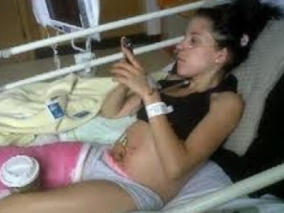 Σπάνε τα πλευρά της με ένα φτέρνισμα