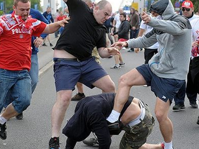 Στη φυλακή οκτώ οπαδοί για τα επεισόδια της Βαρσοβίας