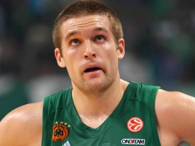 Φωτοβολίδα χτύπησε τον Μάικ Μπράμο