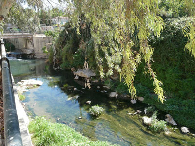 Αναζητούν ευθύνες για τη δυσοσμία από το ρέμα Λατομείου