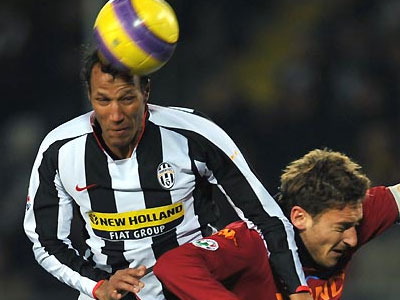 Ρατσιστική επίθεση φίλων της Γιούβε σε Ζεμπινά και Μέλο