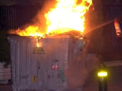 Πυρκαγιά τα ξημερώματα σε κάδους απορριμμάτων στο Ηράκλειο