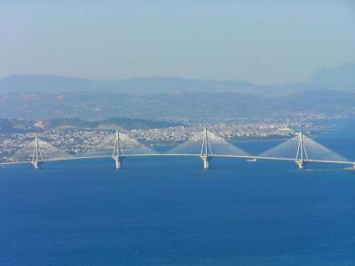ΤΩΡΑ:«Βούτηξε» από τη γέφυρα του Ρίου