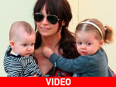 Τα χέρια της γεμάτα με… μωρά