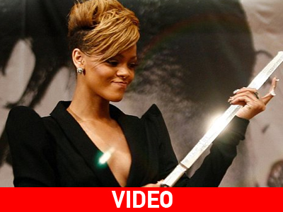 Η Rihanna και το… σπαθί! Η Rihanna και το… σπαθί!