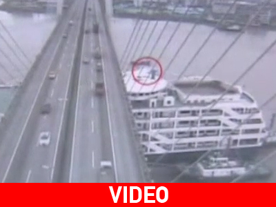 Πλοίο προσκρούει σε γέφυρα: Καρέ-καρέ η σύγκρουση