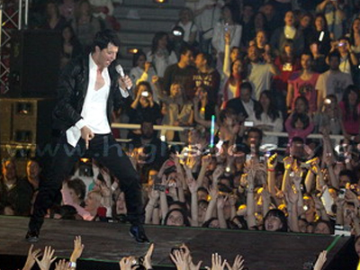 Στους ρυθμούς του Sakis η Χαλιδική