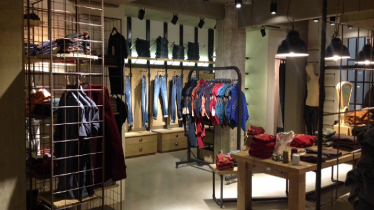 ΕΚΠΤΩΣΕΙΣ 2015: Πτώση έως 20% ο τζίρος στον Πειραιά