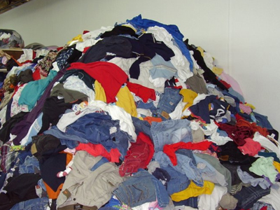 «Πλήρωσε» την Εφορία με… ρούχα