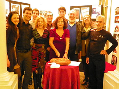 Κοπή της βασιλόπιτας από τους συντελεστές της παράστασης «Ρόζα»