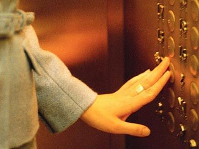 Συντηρητής ασανσέρ είχε «ξαφρίσει» μεζονέτες