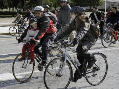 Καρναβαλιστές κάνουν τη ζωή τους… ποδήλατο