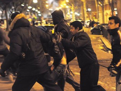 Ισόβιος αποκλεισμός για 16 οπαδούς της Παρί