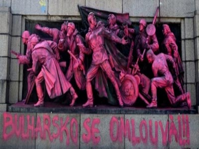Επίθεση  με ροζ μπογιά σε μνημείο σοβιετικής εποχής στην Σόφια
