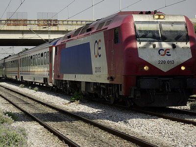 Πάρκαρε στις γραμμές του τρένου