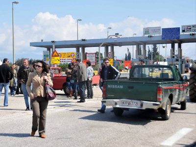 Αποχώρησαν οι αγρότες από το μπλόκο του Ρίου