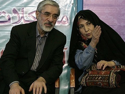 Εμπόδισαν τον Μουσαβί να διαδηλώσει και χτύπησαν τη σύζυγό του