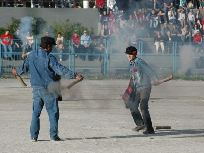 Το έθιμο του σαϊτοπόλεμου στην Καλαμάτα
