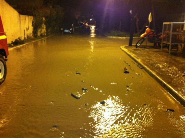 Η βροχή παρέσυρε σκάφη και αυτοκίνητα στο Πυθαγόρειο