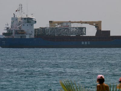 Παραμένει αγκυροβολημένο το “Σαντιέγο”