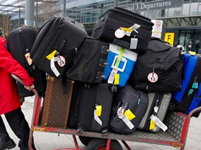 Μα ποιος ταξιδεύει με τόσες βαλίτσες;