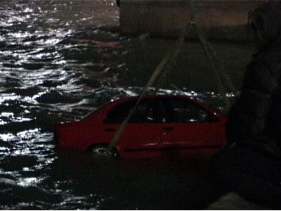 Έπεσε με το αυτοκίνητό του στο λιμάνι