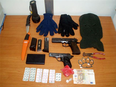 Είχε όπλα και ναρκωτικά