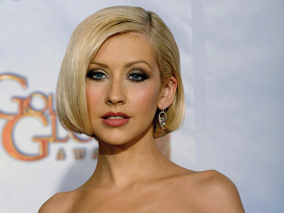 Αναβάλλει την περιοδεία της